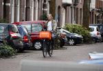 Amsterdam 3 februari 2020
Victor Reinier met telefoon/mobieltje op de fiets