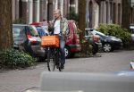 Amsterdam 3 februari 2020
Victor Reinier met telefoon/mobieltje op de fiets