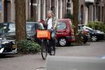 Amsterdam 3 februari 2020
Victor Reinier met telefoon/mobieltje op de fiets