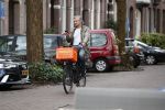 Amsterdam 3 februari 2020
Victor Reinier met telefoon/mobieltje op de fiets