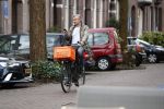 Amsterdam 3 februari 2020
Victor Reinier met telefoon/mobieltje op de fiets