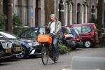Amsterdam 3 februari 2020
Victor Reinier met telefoon/mobieltje op de fiets