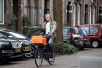 Amsterdam 3 februari 2020
Victor Reinier met telefoon/mobieltje op de fiets