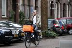 Amsterdam 3 februari 2020
Victor Reinier met telefoon/mobieltje op de fiets
