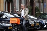 Amsterdam 3 februari 2020
Victor Reinier met telefoon/mobieltje op de fiets