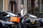 Amsterdam 3 februari 2020
Victor Reinier met telefoon/mobieltje op de fiets