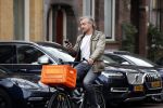 Amsterdam 3 februari 2020
Victor Reinier met telefoon/mobieltje op de fiets