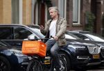 Amsterdam 3 februari 2020
Victor Reinier met telefoon/mobieltje op de fiets