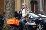 Amsterdam 3 februari 2020
Victor Reinier met telefoon/mobieltje op de fiets