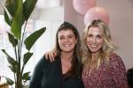 Bussum 3 maart 2020
Opening nieuwe pand en boekpresentatie van Vivian Reijs. Wendy v Dijk ontvangt het eerste boek . Vivian met nicht Ghislaine v d Meijden