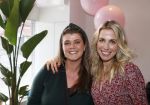 Bussum 3 maart 2020
Opening nieuwe pand en boekpresentatie van Vivian Reijs. Wendy v Dijk ontvangt het eerste boek . Vivian met nicht Ghislaine v d Meijden