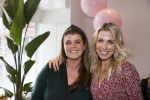 Bussum 3 maart 2020
Opening nieuwe pand en boekpresentatie van Vivian Reijs. Wendy v Dijk ontvangt het eerste boek . Vivian met nicht Ghislaine v d Meijden