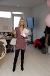 Bussum 3 maart 2020
Opening nieuwe pand en boekpresentatie van Vivian Reijs. Wendy v Dijk ontvangt het eerste boek