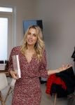 Bussum 3 maart 2020
Opening nieuwe pand en boekpresentatie van Vivian Reijs. Wendy v Dijk ontvangt het eerste boek