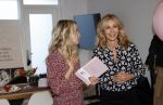 Bussum 3 maart 2020
Opening nieuwe pand en boekpresentatie van Vivian Reijs. Wendy v Dijk ontvangt het eerste boek