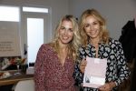 Bussum 3 maart 2020
Opening nieuwe pand en boekpresentatie van Vivian Reijs. Wendy v Dijk ontvangt het eerste boek