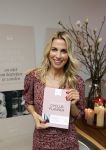Bussum 3 maart 2020
Opening nieuwe pand en boekpresentatie van Vivian Reijs. Wendy v Dijk ontvangt het eerste boek
