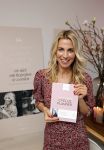 Bussum 3 maart 2020
Opening nieuwe pand en boekpresentatie van Vivian Reijs. Wendy v Dijk ontvangt het eerste boek