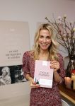 Bussum 3 maart 2020
Opening nieuwe pand en boekpresentatie van Vivian Reijs. Wendy v Dijk ontvangt het eerste boek