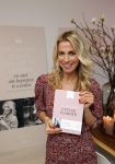 Bussum 3 maart 2020
Opening nieuwe pand en boekpresentatie van Vivian Reijs. Wendy v Dijk ontvangt het eerste boek