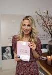Bussum 3 maart 2020
Opening nieuwe pand en boekpresentatie van Vivian Reijs. Wendy v Dijk ontvangt het eerste boek