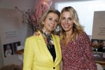 Bussum 3 maart 2020
Opening nieuwe pand en boekpresentatie van Vivian Reijs. Wendy v Dijk ontvangt het eerste boek . Vivian met moeder Meddy Clous