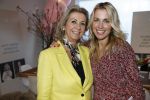 Bussum 3 maart 2020
Opening nieuwe pand en boekpresentatie van Vivian Reijs. Wendy v Dijk ontvangt het eerste boek . Vivian met moeder Meddy Clous