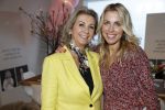 Bussum 3 maart 2020
Opening nieuwe pand en boekpresentatie van Vivian Reijs. Wendy v Dijk ontvangt het eerste boek . Vivian met moeder Meddy Clous