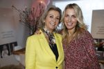 Bussum 3 maart 2020
Opening nieuwe pand en boekpresentatie van Vivian Reijs. Wendy v Dijk ontvangt het eerste boek . Vivian met moeder Meddy Clous