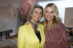 Bussum 3 maart 2020
Opening nieuwe pand en boekpresentatie van Vivian Reijs. Wendy v Dijk ontvangt het eerste boek . Vivian met moeder Meddy Clous
