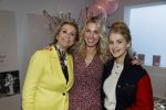 Bussum 3 maart 2020
Opening nieuwe pand en boekpresentatie van Vivian Reijs. Wendy v Dijk ontvangt het eerste boek . Vivian met dochter Day Ewbank en haar moeder Meddy