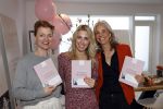 Bussum 3 maart 2020
Opening nieuwe pand en boekpresentatie van Vivian Reijs. Wendy v Dijk ontvangt het eerste boek