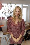 Bussum 3 maart 2020
Opening nieuwe pand en boekpresentatie van Vivian Reijs. Wendy v Dijk ontvangt het eerste boek