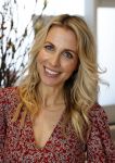 Bussum 3 maart 2020
Opening nieuwe pand en boekpresentatie van Vivian Reijs. Wendy v Dijk ontvangt het eerste boek