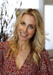Bussum 3 maart 2020
Opening nieuwe pand en boekpresentatie van Vivian Reijs. Wendy v Dijk ontvangt het eerste boek
