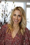 Bussum 3 maart 2020
Opening nieuwe pand en boekpresentatie van Vivian Reijs. Wendy v Dijk ontvangt het eerste boek