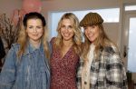 Bussum 3 maart 2020
Opening nieuwe pand en boekpresentatie van Vivian Reijs. Wendy v Dijk ontvangt het eerste boek . Vivian met Jennifer  Ewbank Fleur Mignon en â€¦