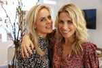 Bussum 3 maart 2020
Opening nieuwe pand en boekpresentatie van Vivian Reijs. Wendy v Dijk ontvangt het eerste boek . Vivian met Fleur Mignon