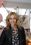 Bussum 3 maart 2020
Opening nieuwe pand en boekpresentatie van Vivian Reijs. Wendy v Dijk ontvangt het eerste boek