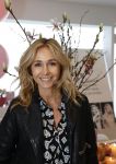 Bussum 3 maart 2020
Opening nieuwe pand en boekpresentatie van Vivian Reijs. Wendy v Dijk ontvangt het eerste boek