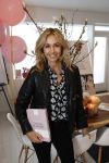 Bussum 3 maart 2020
Opening nieuwe pand en boekpresentatie van Vivian Reijs. Wendy v Dijk ontvangt het eerste boek