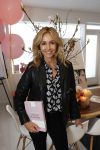 Bussum 3 maart 2020
Opening nieuwe pand en boekpresentatie van Vivian Reijs. Wendy v Dijk ontvangt het eerste boek
