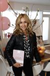 Bussum 3 maart 2020
Opening nieuwe pand en boekpresentatie van Vivian Reijs. Wendy v Dijk ontvangt het eerste boek