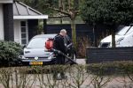 Blaricum 14 februari 2020
Marco Borsato met rode rozen bij zijn huis . Het is valentijnsdag. Er lopen meerdere werklui rond bij de villa van Marco en leontien