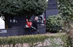 Blaricum 14 februari 2020
Marco Borsato met rode rozen bij zijn huis . Het is valentijnsdag. Er lopen meerdere werklui rond bij de villa van Marco en leontien