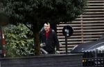 Blaricum 14 februari 2020
Marco Borsato met rode rozen bij zijn huis . Het is valentijnsdag. Er lopen meerdere werklui rond bij de villa van Marco en leontien