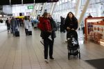 Schiphol 27 februari 2020
Wesley Sneijder haalt zijn zoon Xess Xava en Yolathe Cabau v Kasbergen op nadat ze van uit Los Angeles naar Amsterdam/schiphol zijn gevloegen.