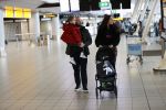 Schiphol 27 februari 2020
Wesley Sneijder haalt zijn zoon Xess Xava en Yolathe Cabau v Kasbergen op nadat ze van uit Los Angeles naar Amsterdam/schiphol zijn gevloegen.
