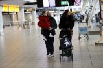 Schiphol 27 februari 2020
Wesley Sneijder haalt zijn zoon Xess Xava en Yolathe Cabau v Kasbergen op nadat ze van uit Los Angeles naar Amsterdam/schiphol zijn gevloegen.