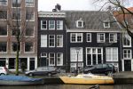 Amsterdam 28 januari 2020
Youp v t Hek op zijn fiets op de gracht waar hij weer in een huis woont.
